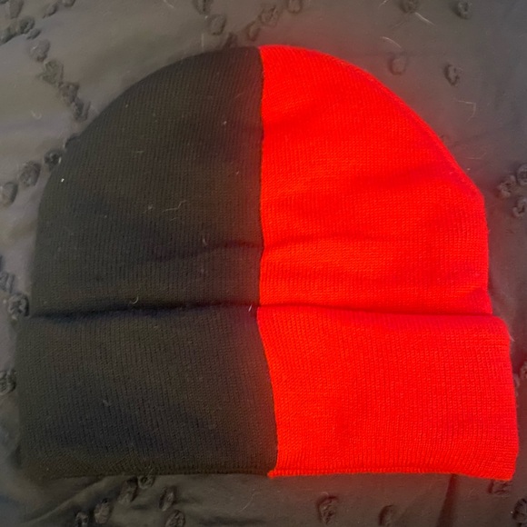 InuYasha Black & Red Split Beanie Hot Topic - Picture 4 of 4